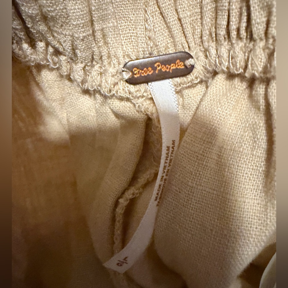 Free People days end linen pull-on pants in sand dollar $78
Size Large - Picture 8 of 9